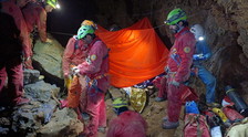 Cuneo, liberato lo speleologo incastrato nella grotta. L'intervento dei soccorsi