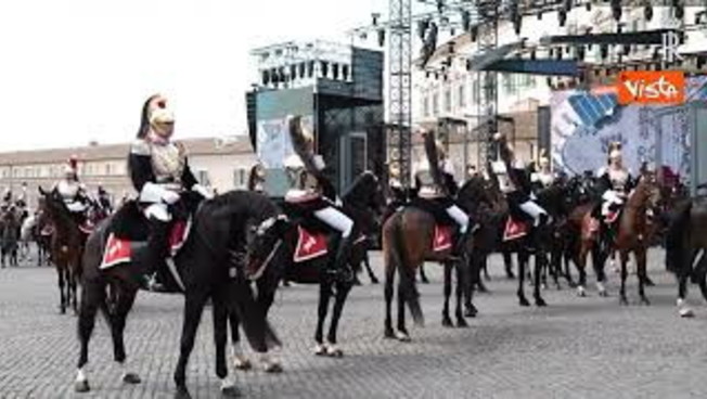 Carabinieri a cavallo formano la scritta 'R 80' al cambio della Guardia al Quirinale
