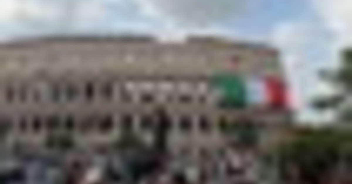 2 giugno, srotolato enorme Tricolore al Colosseo