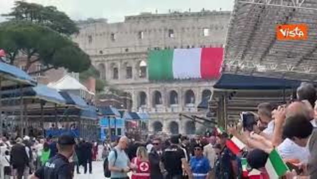 Vigili del Fuoco srotolano gigantesca bandiera dell'Italia per la Festa del 2 giugno
