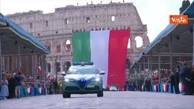 2 giugno, Mattarella e Crosetto arrivano in via dei Fori Imperiali scortati da Carabinieri a cavallo