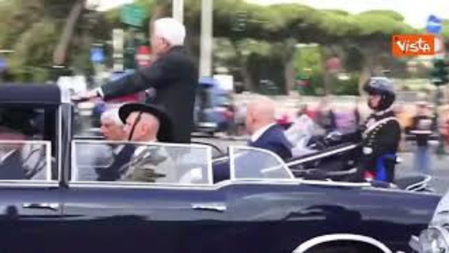 Festa della Repubblica, Mattarella e Crosetto a bordo della storica Lancia Flaminia