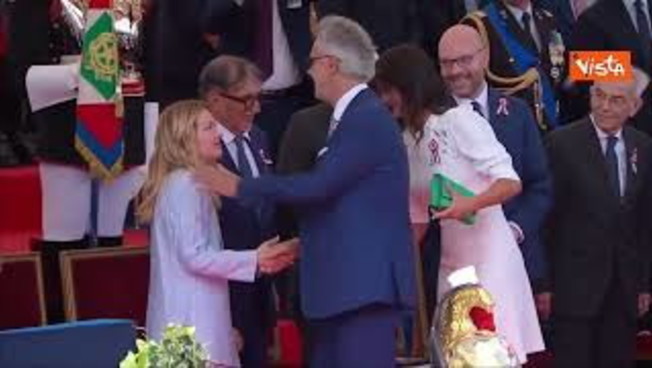 2 giugno, Bocelli saluta le Autorità e con un bacio Meloni dopo aver cantato l'Inno di Mameli