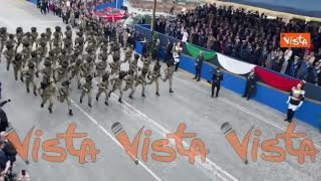 Bersaglieri a 'passo di corsa' alla Parata del 2 giugno ai Fori Imperiali