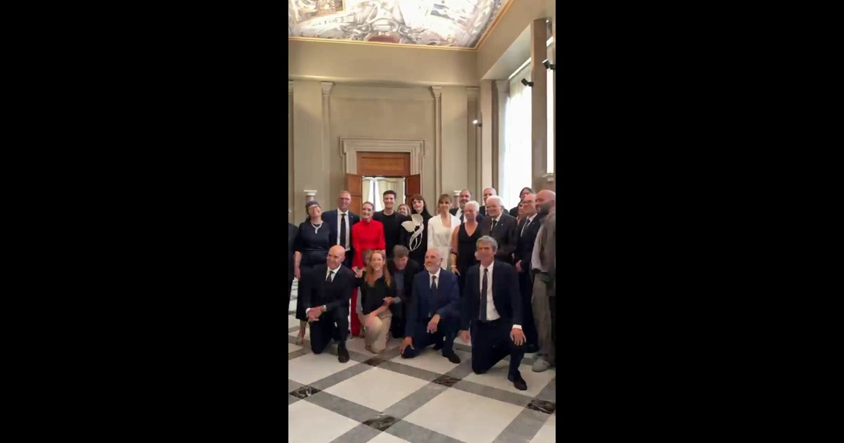 2 giugno, Mattarella saluta artisti e sportivi coinvolti nello spettacolo
