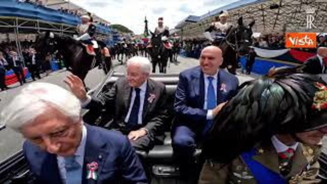sei il migliore folla saluta mattarella che va via dai fori imperiali a termine parata 2 giugno da Iltempo.it sei il migliore folla saluta mattarella che va via dai fori imperiali a termine parata 2 giugno