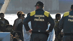 L'Italia detta la linea, ok Ue sui rimpatri veloci. E il Pd frigna: "Come l'Ice"