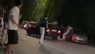 Follia nella notte a Taormina: si abbatte con l'auto contro i rivali, il video choc