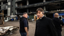 Con don Coluccia nel palazzo dello stupro. Gli occupanti urlano e minacciano