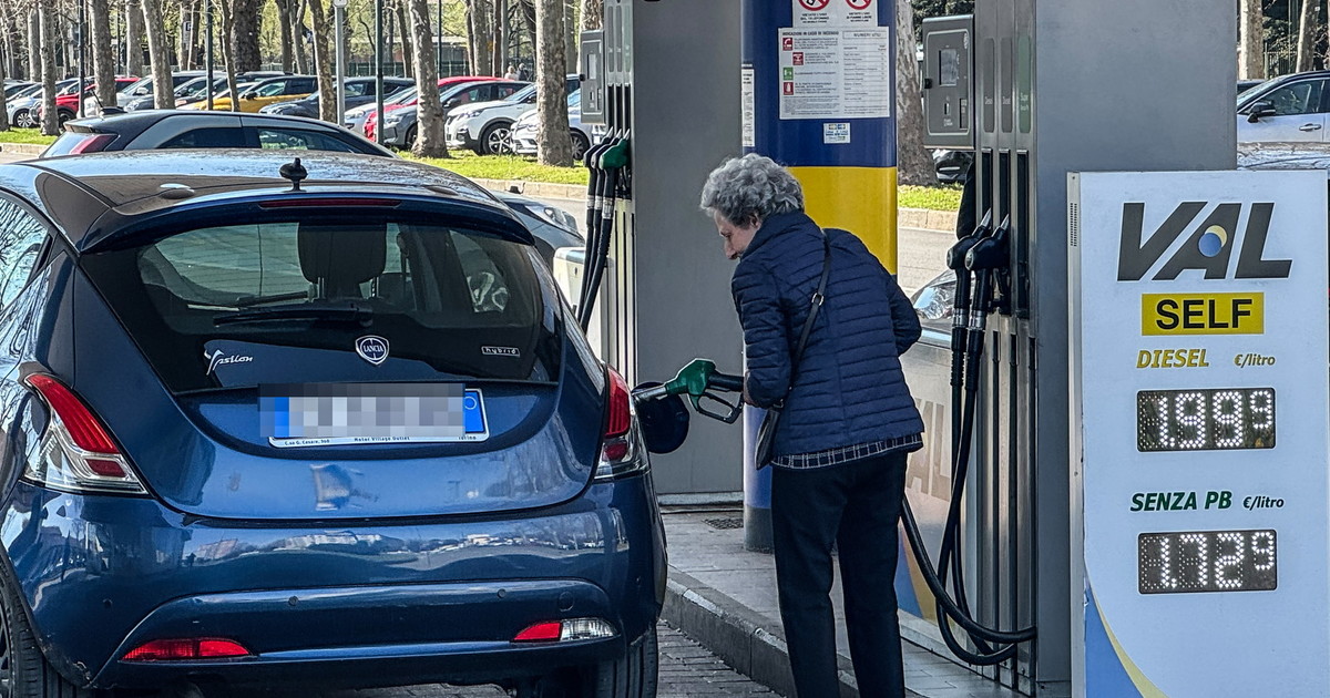 Benzina e diesel, si avvicina la fine degli sconti sulle accise. Ma calano i costi alla pompa