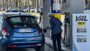 Benzina e diesel, si avvicina la fine degli sconti sulle accise. Ma calano i costi alla pompa