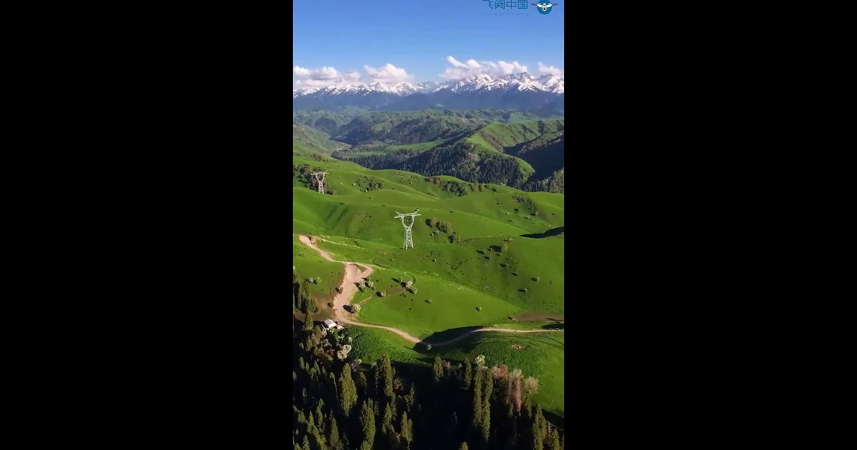 Cina, linea di trasmissione elettrica lunga 353 km attraverso i monti Tianshan
