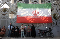 Iran, bambini soldato fra le fila dei combattenti: Li armano e posizionano ai checkpoint