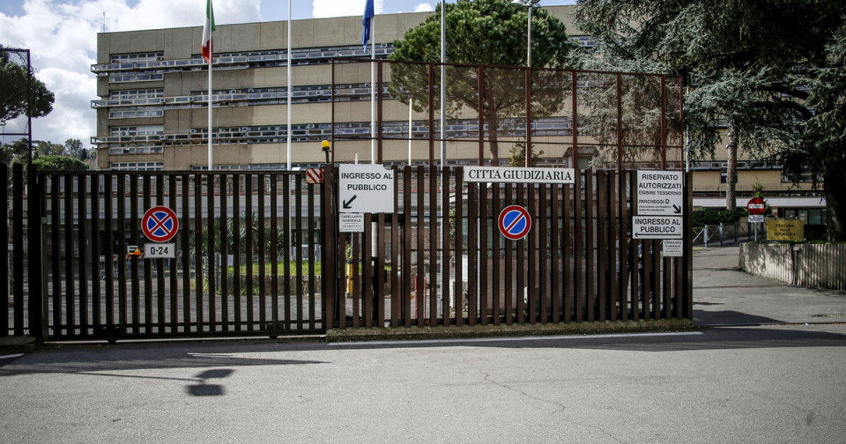 Con il coltello in tribunale, raffica di denunce. Non solo imputati