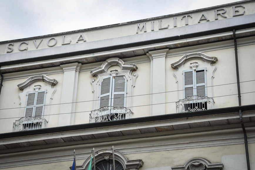 Milano, violenze e abusi alla scuola militare Teulié. Fermato professore: "Velate minacce, ci toccava"