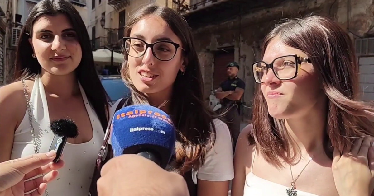 Dua Lipa a Palermo, folla di fan e curiosi per la pop star