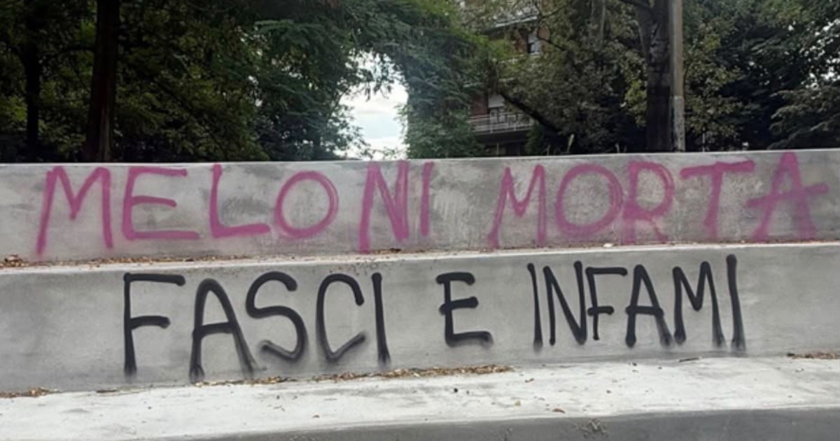 Ancora minacce di morte nei confronti della premier. «Fascista occhio al cranio» sui gradoni del Bonvi Park