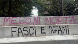 Ancora minacce di morte nei confronti della premier. «Fascista occhio al cranio» sui gradoni del Bonvi Park