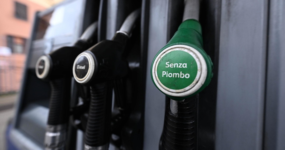 Caro carburanti, arriva la proroga sul taglio delle accise. Ma servono misure strutturali