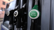 Caro carburanti, arriva la proroga sul taglio delle accise. Ma servono misure strutturali