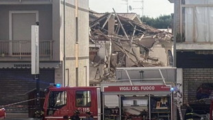 Palazzina crolla dopo un'esplosione: un morto e due feriti. Cosa è successo