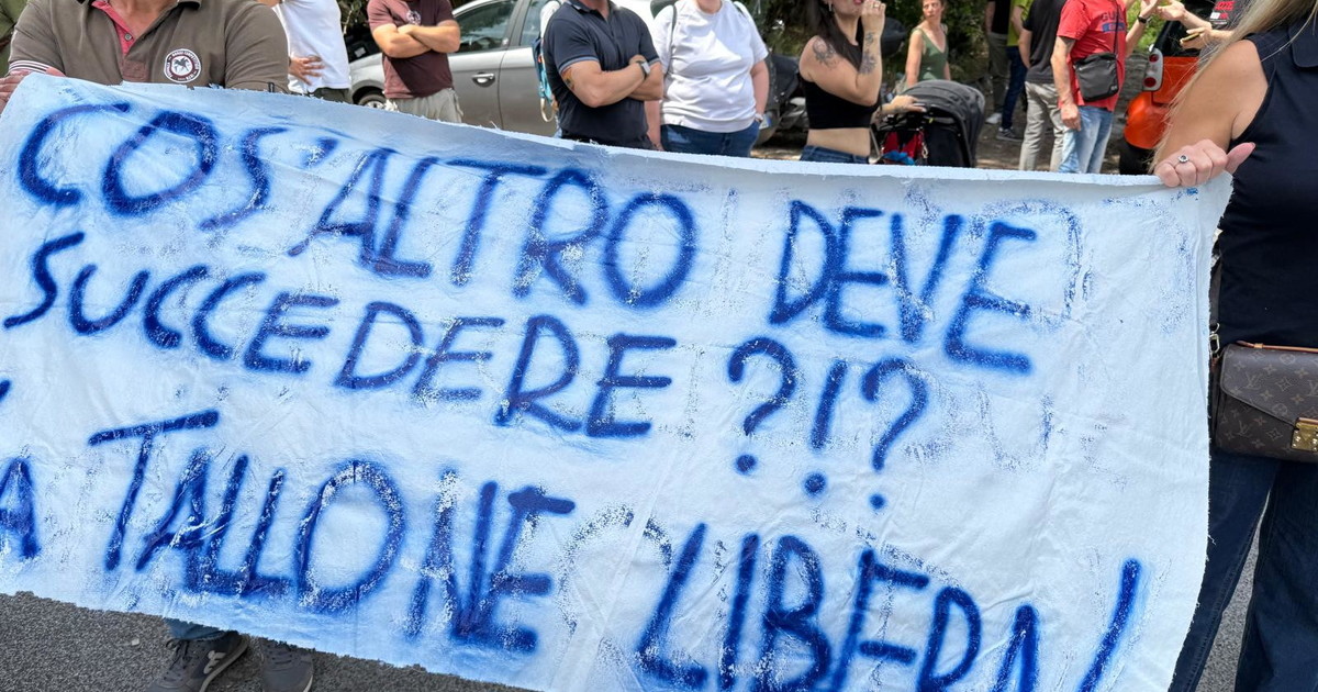 Tor Cervara si ribella: "Demolire il palazzo degli immigrati
