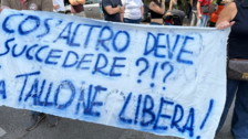Tor Cervara si ribella: Demolire il palazzo degli immigrati stupratori
