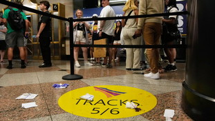 Sei feriti alla Penn Station, la polizia blocca l'aggressore: New York sotto choc