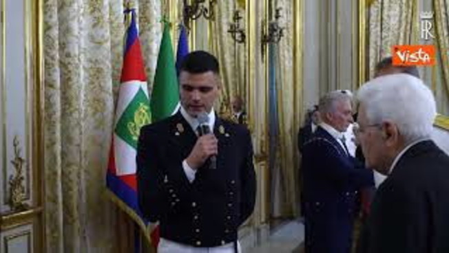 Mattarella riceve in dono un inclinometro a bolla all'incont