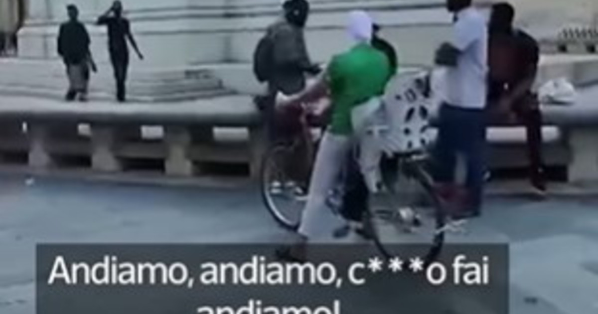 Filma il degrado, inseguito e picchiato dal gruppo di strani