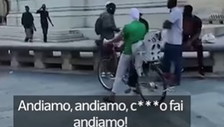 Filma il degrado, inseguito e picchiato dal gruppo di stranieri: il video choc