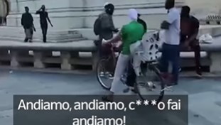Filma il degrado, inseguito e picchiato dal gruppo di stranieri: il video choc