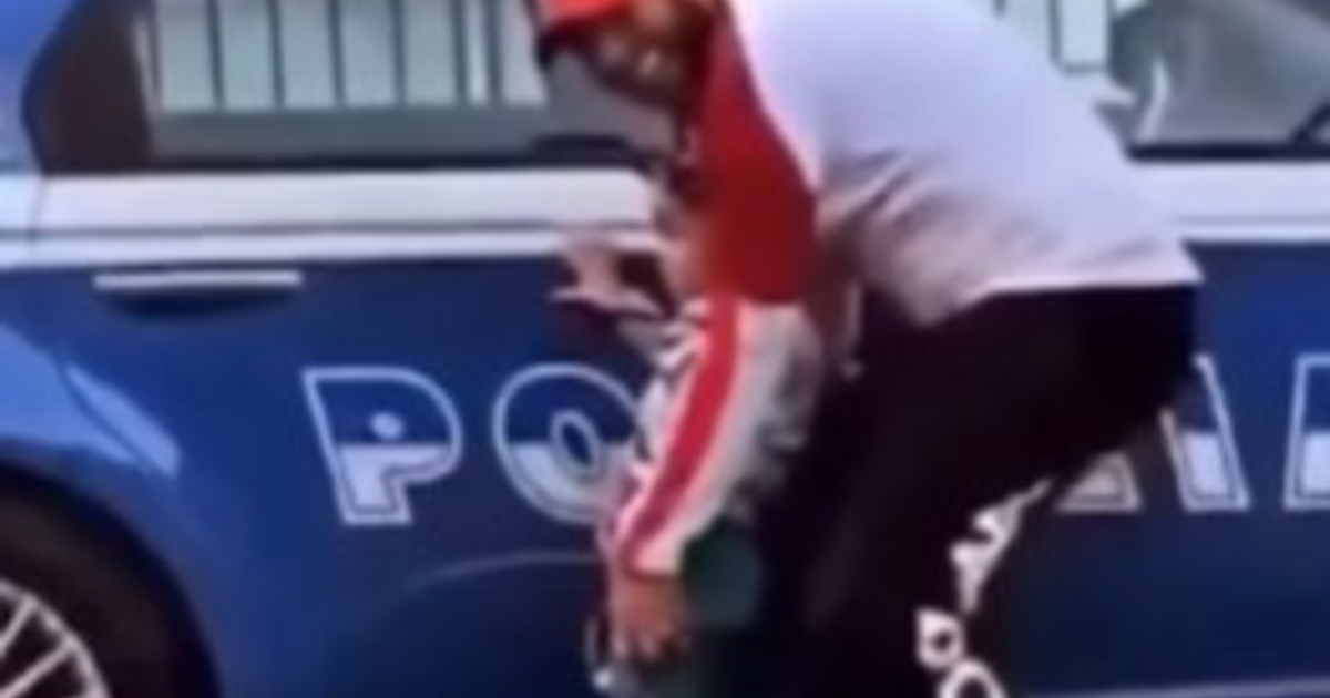Fa orinare il figlio sull'auto della polizia, il v
