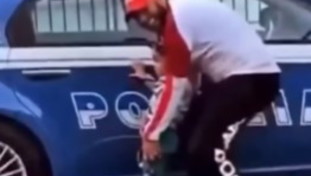 Fa orinare il figlio sull'auto della polizia, il video che indigna: Remigrazione