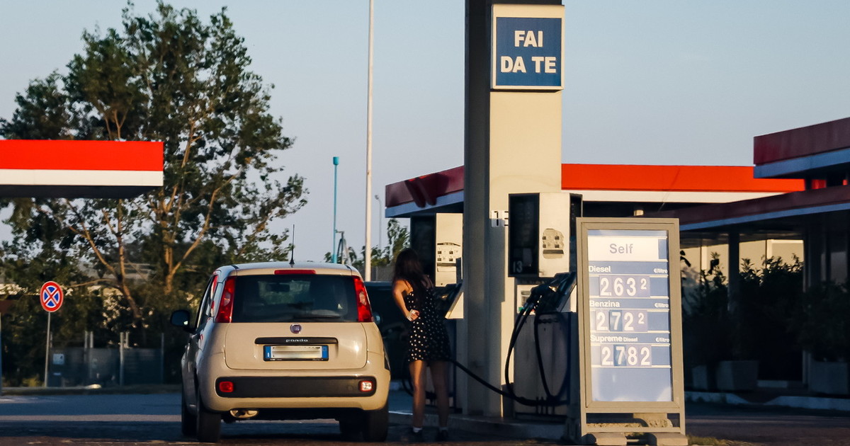 Sospiro di sollievo per gli automobilisti: giù i prezzi dell