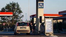 Sospiro di sollievo per gli automobilisti: giù i prezzi della benzina. Ma il diesel...