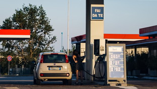 Sospiro di sollievo per gli automobilisti: giù i prezzi della benzina. Ma il diesel...
