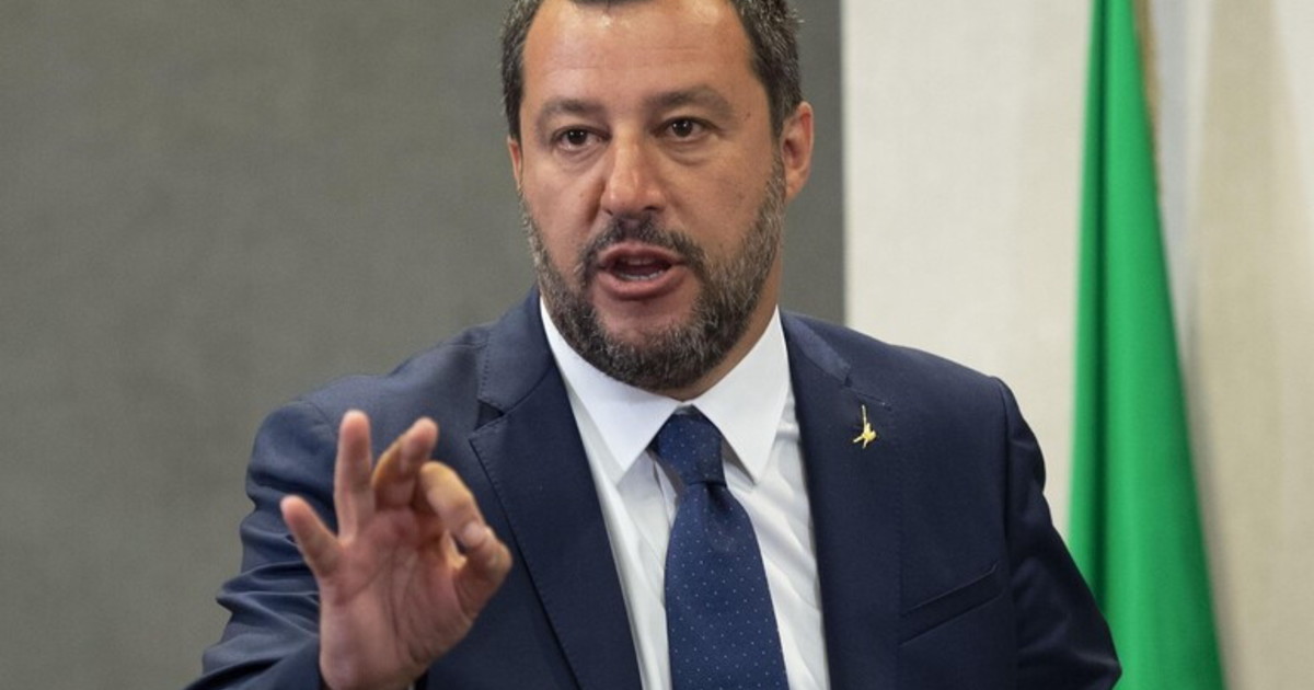 Roma, bruciate all'università foto di Salvini. "Non mi facci