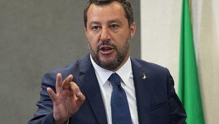 Roma, bruciate all'universit&agrave; foto del vicepremier Salvini.  "Non mi faccio intimidire"