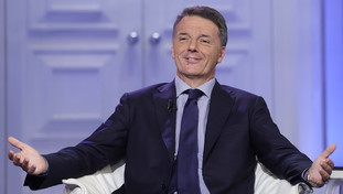 I dubbi e l'enigma di Renzi: fare il padre nobile o la stampella del Pd di Elly