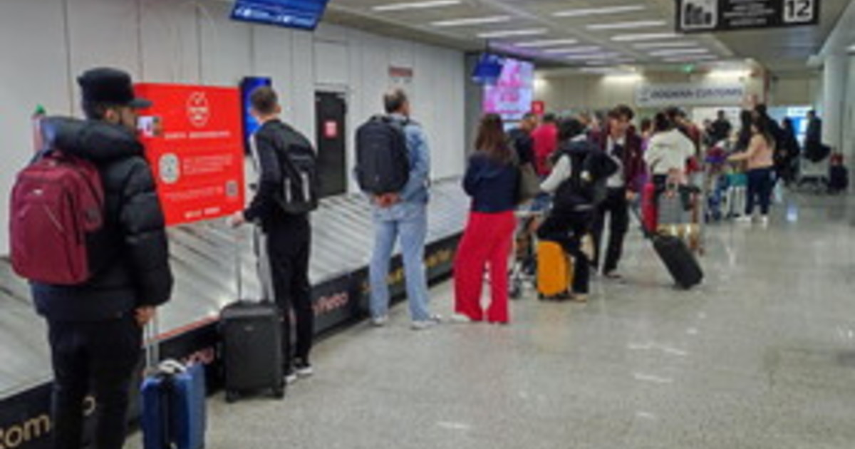 Fiumicino, sbarcano con 18 valigie e 127 chili di tabacco di