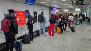 Fiumicino, sbarcano con 18 valigie e 127 chili di tabacco di contrabbando: 6 denunciati