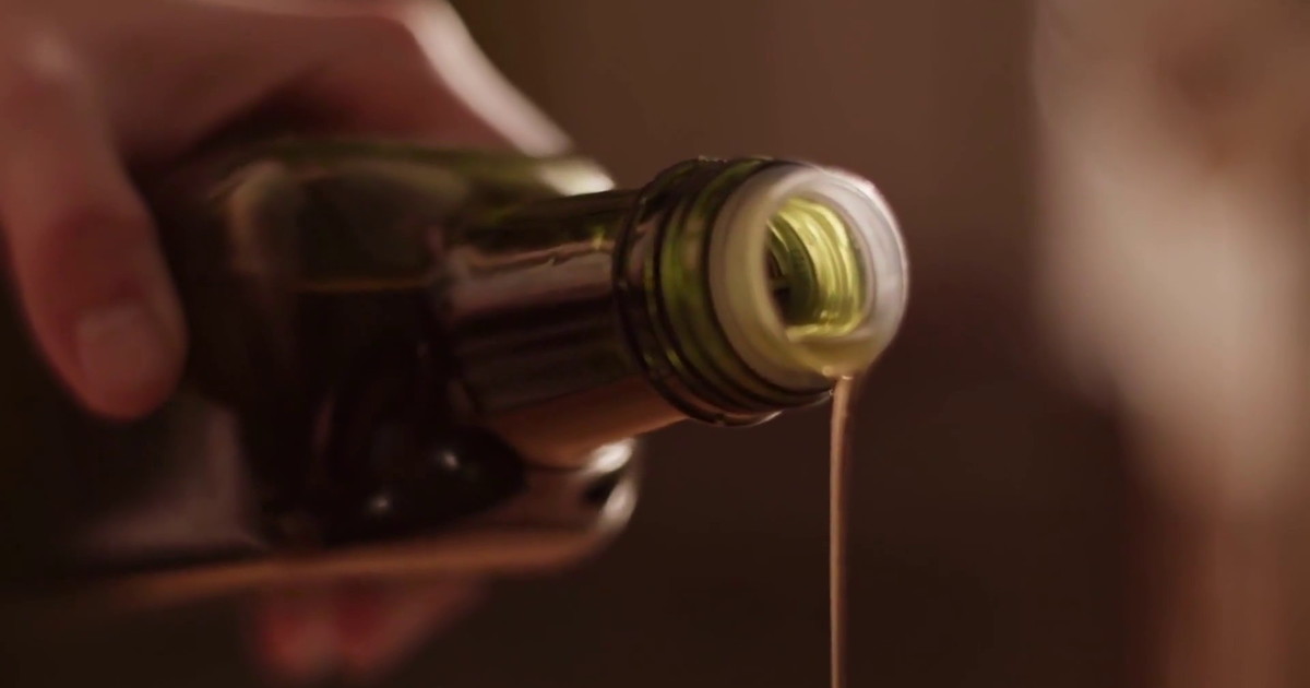 Olio extravergine sotto pressione: prezzi in calo 
