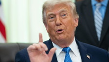 Notte di guerra. Usa lanciano 49 Tomahawk, l'Iran punta le basi. Trump: Accordo o non avremo pietà