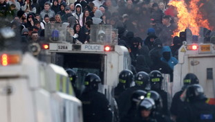 Belfast brucia. Starmer: Scioccante. Esplode il modello multiculturalista