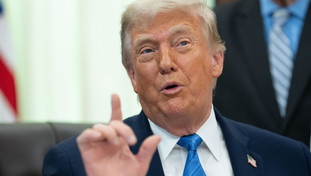 Colpiremo duro e prenderemo Kharg. Trump minaccia l'Iran