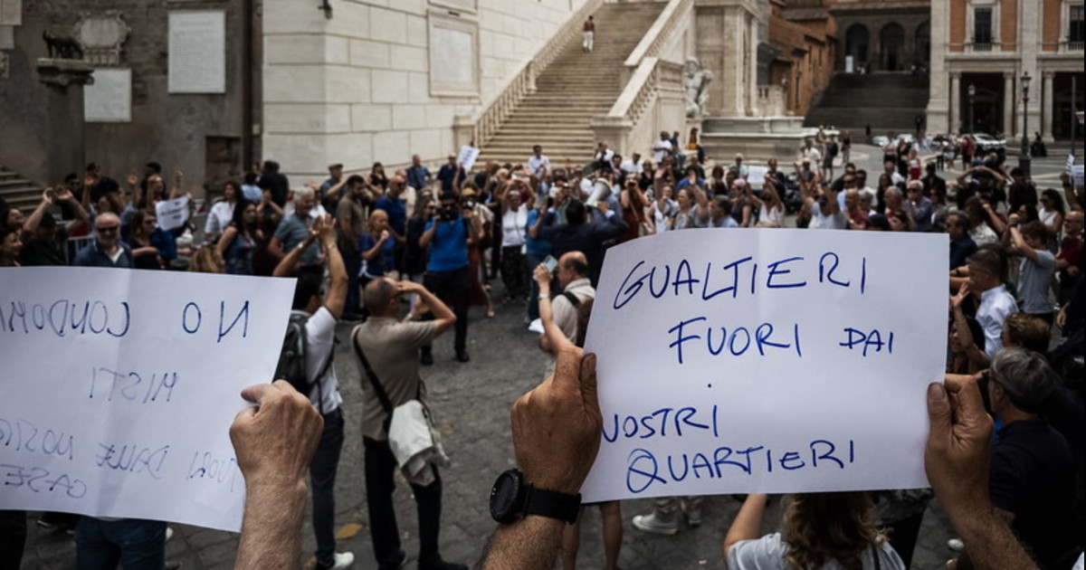 caos enasarco protesta in campidoglio gi249 le mani dalle nostre case da Iltempo.it caos enasarco protesta in campidoglio gi249 le mani dalle nostre case