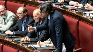 Infamia del M5S contro Meloni e le donne. “Lei con le ginocchiere” e la figuraccia di Ascani
