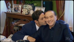 Boom di Quarto Grado con la scarcerazione di Alberto Stasi, vola l'omaggio a Silvio Berlusconi