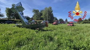 Como, ultraleggero precipita su un campo. Gravi gli uomini a bordo